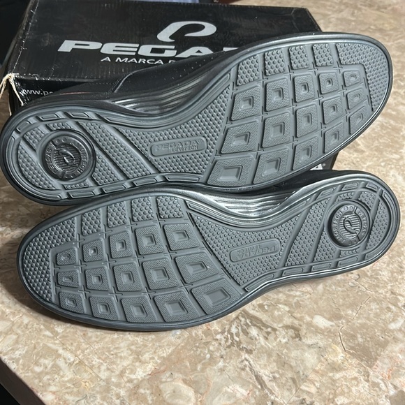 PEGADA black leather slip on oxford shoes. Elastic laces and material to slip on - Picture 6 of 13